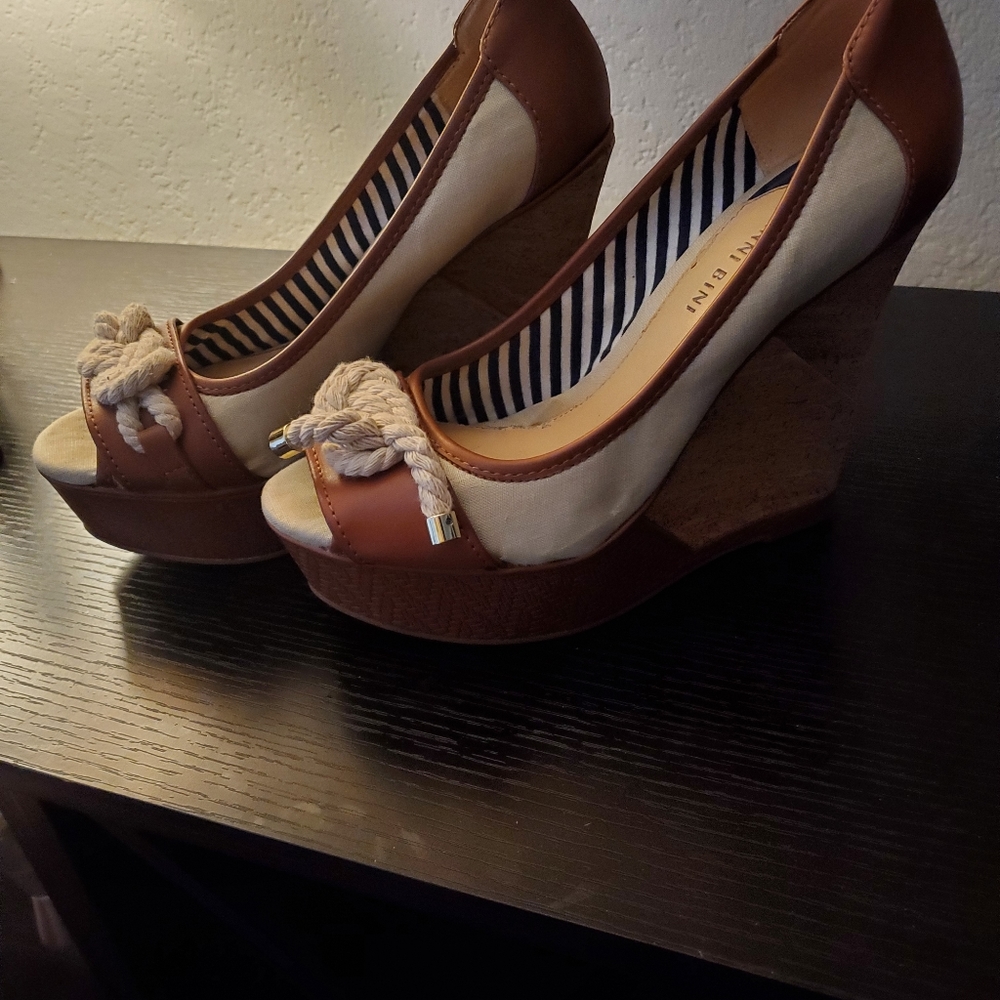 Wedge - Picture 3 of 4